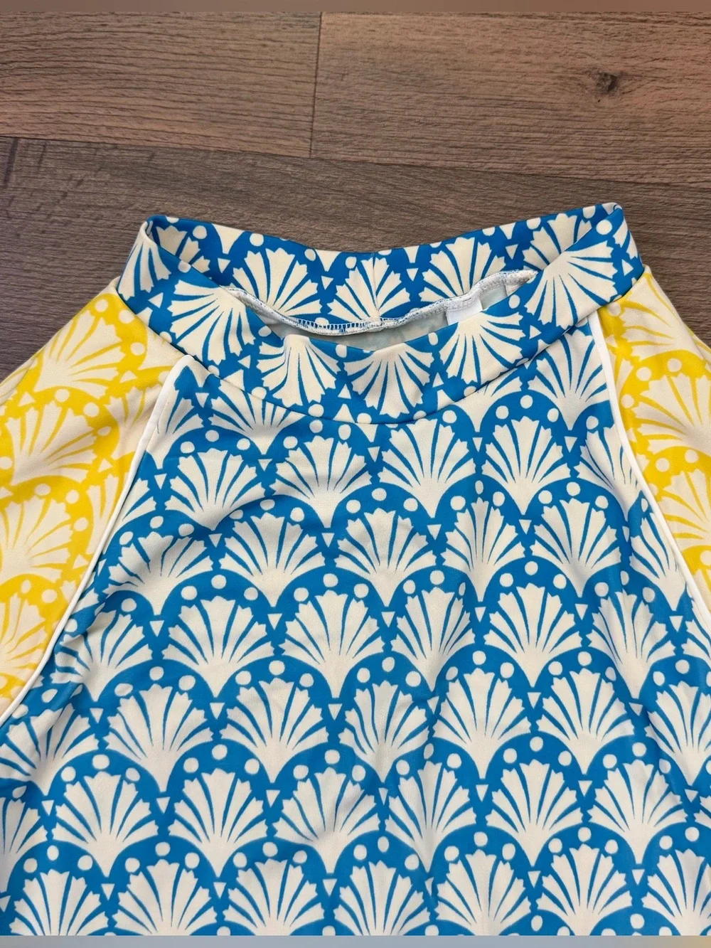 Boden Youth Long Sleeve Scallop Shell Print Long Sleeve Rash Guard Sz 9-10